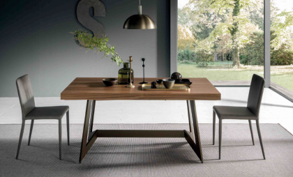 Tafel hout met metalen poot