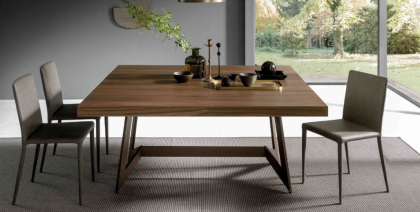 Tafel hout met metalen poot